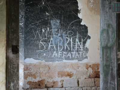 All�interno ci sono due ambienti che testimoniano l�abbandono della struttura. I muri sono pieni di scritte...